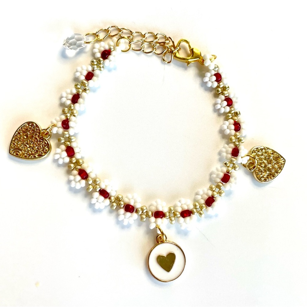 Red white gold charm bracelet hearts heart clasp woven macrame Bohochic